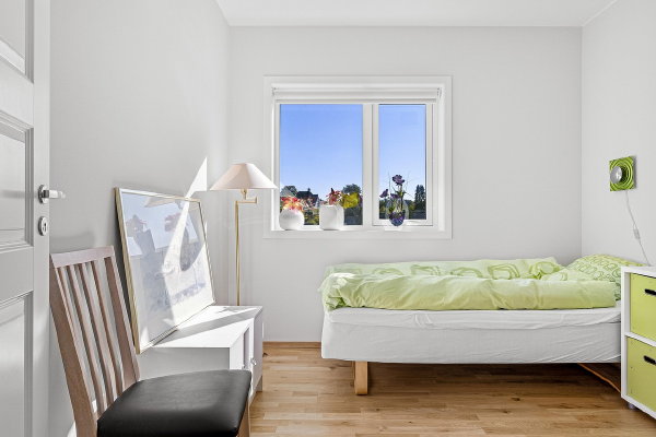 Houten kozijnen in een moderne slaapkamer (Foto: Lisaphotos195, Pixabay)
