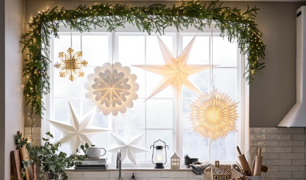 IKEA kerst 2024 – Sfeervolle IKEA kerstverlichting met verlichte kerststerren en kerstlampjes (Foto IKEA  op DroomHome.nl)