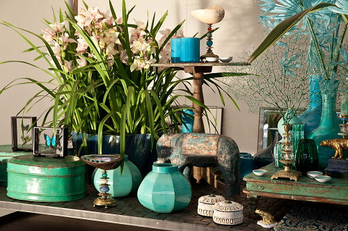Kerst Styling met Groen! Winter Wonderland met Uitbundig Groen van The Wunderkammer! Stijlvolle Kerstdecoratie met Planten, Bloemen en Natuurschatten – Kerst Decoreren in Turquoise met Planten, Natuurlijke Materialen als Koraal en Oude Doosjes en Vazen. – MEER Kerst … (Foto James Stokes, Perscentrum Wonen  op DroomHome.nl)