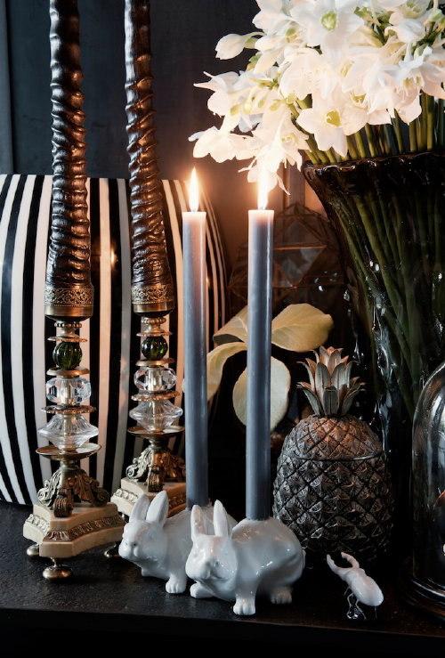 Kerst Styling met Groen! Winter Wonderland met Uitbundig Groen van The Wunderkammer! Stijlvolle Kerstdecoratie met Planten, Bloemen en Natuurschatten – Kerst Decoreren in Zwart & Wit Met Kaarsen en  Bloemen – MEER Kerst … (Foto James Stokes, Perscentrum Wonen  op DroomHome.nl)