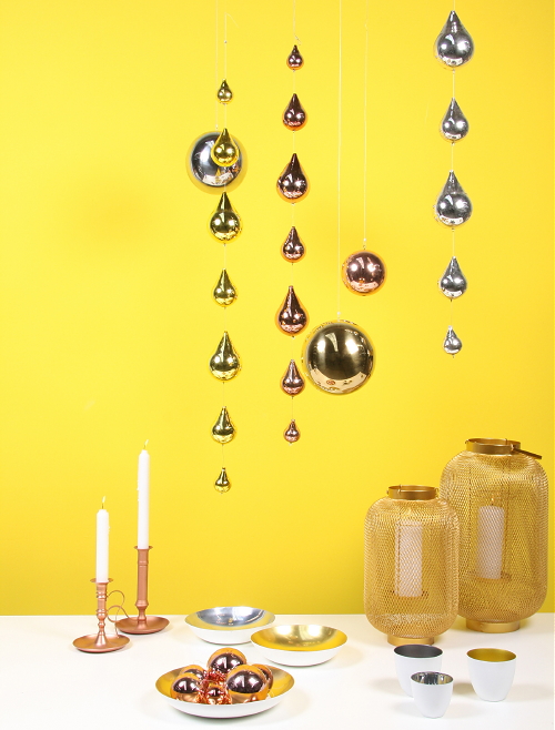 Kerst Trend: Ingetogen Glamour Kerst met Goudkoorts! - Chique Kerst Stijl met een Vleugje Bling in de Kerstdecoratie & Kerstversiering - Glamour met Goud, Zilver en Koper Kleuren Schalen, Kandelaarsen Windlichten van &Klevering! - MEER Kerst... (Foto &Klevering, Perscentrum Wonen  op DroomHome.nl)