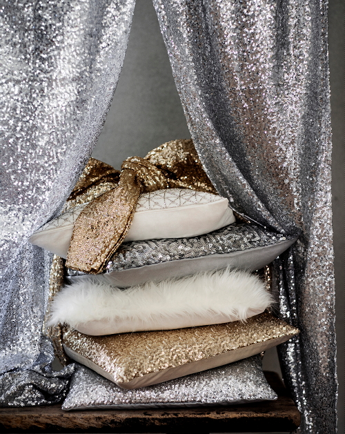 st Trend: Ingetogen Glamour Kerst met Goudkoorts! - Chique Kerst Stijl met een Vleugje Bling in de Kerstdecoratie & Kerstversiering - Glamour & Glitter Kussens van H&M Home in Zilver & Goud Kleur! - MEER Kerst... (Foto H&M Home, Perscentrum Wonen  op DroomHome.nl)
