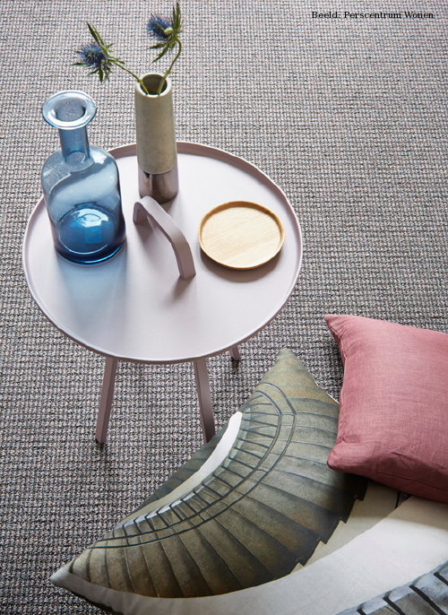 Zomer Woontrend Noorderlicht – Scandinavisch Design – Bijzettafel TOR van Montis, Fem Home Kussen, House Doctor Vaas & Desso Vloerkleed Airmaster – MEER Interieur … (Foto Perscentrum Wonen  op DroomHome.nl)