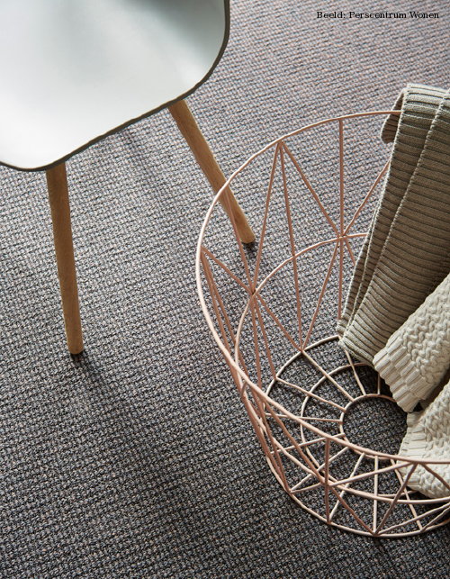 Zomer Woontrend Noorderlicht – Scandinavisch Design – Chair AAC van Hay, Ferm Living Mand via Flinders, Fem Home Kleed, House Doctor Vaas & Desso Vloerkleed Airmaster – MEER Interieur … (Foto Perscentrum Wonen  op DroomHome.nl)
