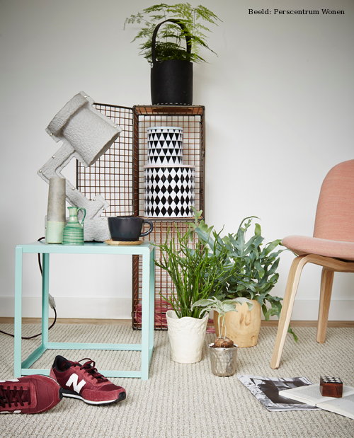 Zomer Woontrend Noorderlicht – Scandinavisch Design – Trash Me Lamp van &tradition, Muuto Visu Lounge Chair, E15 Bijzetkubus FortyForty, House Doctor Vaas & Desso Vloerkleed Airmaster – MEER Interieur … (Foto Perscentrum Wonen  op DroomHome.nl)