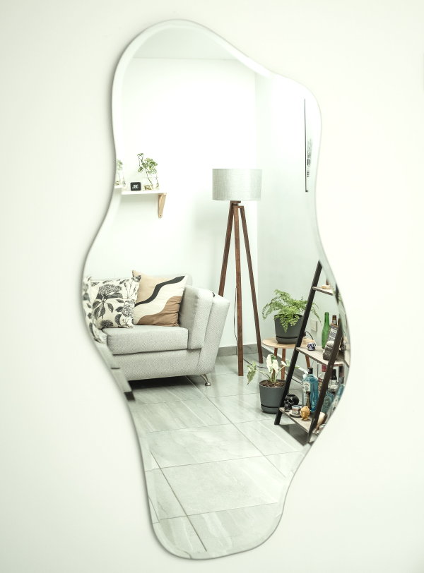 Bijzondere wanddecoratie: aparte spiegel in organische vorm (Foto: Alex Quezada, Pexels  op DroomHome.nl)