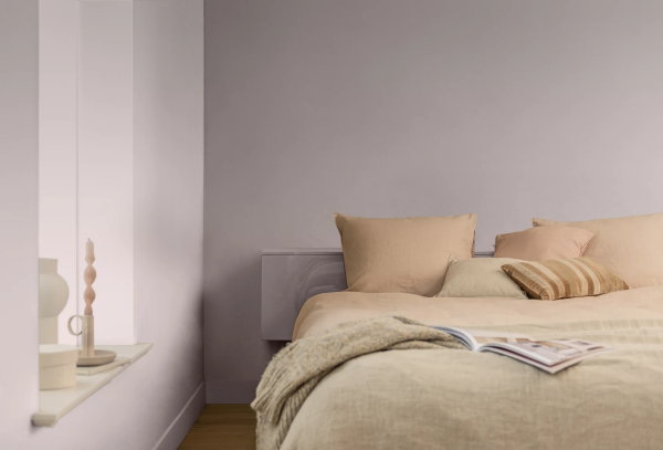 Flexa Kleur van het Jaar 2024 Sweet Embrace – Verweerde grijs licht roze Flexa verf kleur trend 2024 in de slaapkamer (Foto: Flexa  op DroomHome.nl)