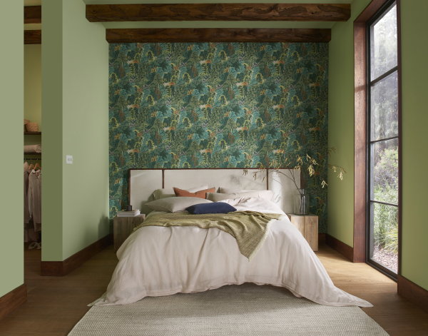 Graham & Brown behang design van het Jaar 2024 New Eden Emerald – bos behang (Foto: Graham and Brown  op DroomHome.nl)
