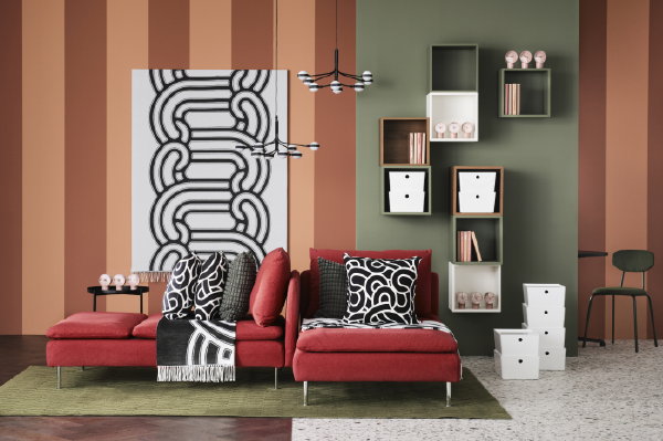 IKEA lente woontrends 2024 – Zwart witte grafische prints op IKEA kussenhoezen en kleden – terracotta en olijfgroene muren (Foto: IKEA  op DroomHome.nl)