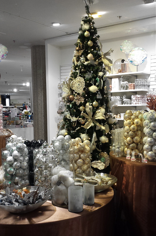 Kerst 2014: De Bijenkorf Kerstcollectie 2014 – Bijenkorf Bejeweled Kerstdecoratie Trends 2014 –Kerstballen & Kerstversiering in Wit, Zilver en Ivoor Wit Kleuren voor in de Kerstboom – MEER Kerst… (Foto de Bijenkorf Christmas 2014   door DroomHome.nl)