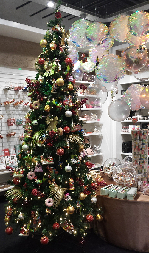 Kerst 2014: De Bijenkorf Kerstcollectie 2014 – Bijenkorf Bejeweled Kerstdecoratie Trends 2014 –Kerstballen & Kerstversiering in Hard Roze, Oranje, Groen, Goud en Rood Kleuren voor in de Kerstboom – MEER Kerst… (Foto de Bijenkorf Christmas 2014   door DroomHome.nl)