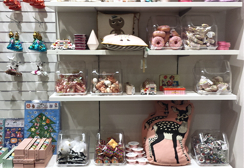 Kerst 2014: De Bijenkorf Kerstcollectie 2014 – Bijenkorf Bejeweled Kerstdecoratie Trends 2014 –Kerstballen & Kerstversiering als Donuts en andere Kerstballen, Kerstkussens & Kerstblikken in Wit, Roze, Oranje en Rood Kleuren bij de Kerstboom – MEER Kerst… (Foto de Bijenkorf Christmas 2014   door DroomHome.nl)