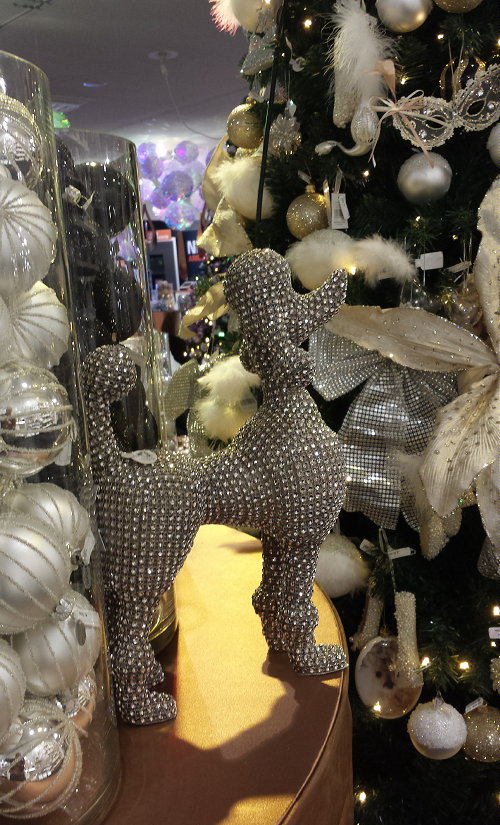Kerst 2014: De Bijenkorf Kerstcollectie 2014 – Bijenkorf Bejeweled Kerstdecoratie Trends 2014 – Swarovski Poedel Kerstfiguur bij Kerstboom – MEER Kerst… (Foto de Bijenkorf Christmas 2014   door DroomHome.nl)