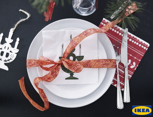 Kerst 2014: Ikea Legt de Kerst Visite in de Watten! – Prachtig Gedekte Tafel met een Ingepakt Bord als Ikea Kerstcadeau voor het Kerstdiner met Ikea Kerstservies & Glasservies en Tafellinnen als Lopers en Kerstkleden – MEER Kerst… (Foto Ikea  op DroomHome.nl)
