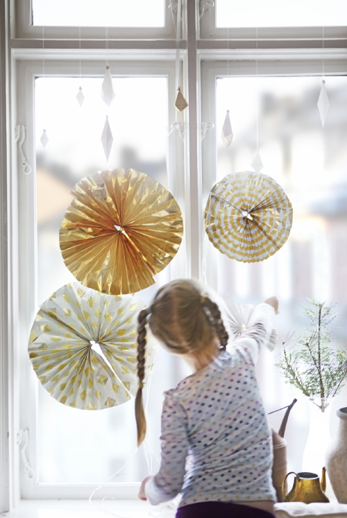Kerst 2014: Kinderen Kerst Koken met Ikea - Kinderen Kerstdecoratie met Ikea Inpakpapier en Linten in Wit, Rood en Groen - MEER Kerstdecoratie... (Foto Ikea Christmas Cooking 2014  op DroomHome.nl)