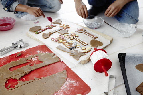 Kerst 2014: Kinderen Kerst Koken met Ikea - Kinderen Bakken & Koken voor Kerst met Ikea Kerst Tips! - Ikea Koekjes Bakken met Kerstfiguur Vormpjes - MEER Kerst... (Foto Ikea Christmas Cooking 2014  op DroomHome.nl)
