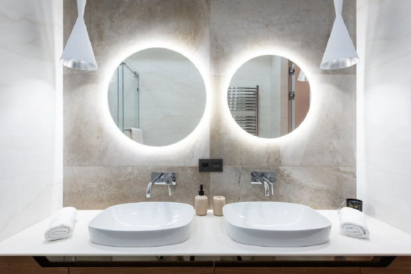 Lichte luxe badkamer inspiratie met marmerlook badkamertegels (Foto: Max Rahubovskiy, Pexels  op DroomHome.nl)