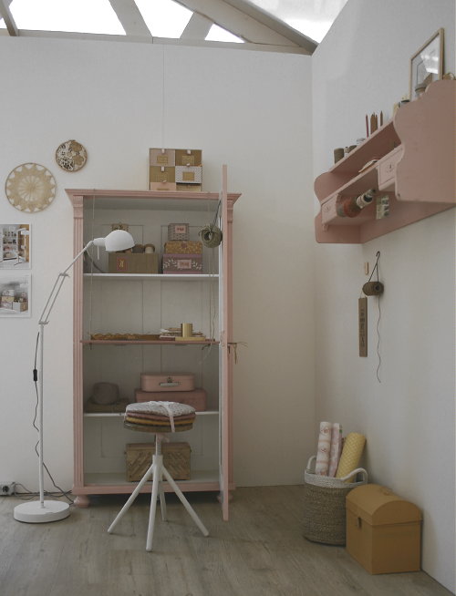 Romantisch Wonen met Ariadne at Home – Landelijk Ariadne at Home Interieur op Woonbeurs Amsterdam – Ariadne at Home Kasten in Licht Roze en Off White Kleuren – MEER Interieur… (Foto Ariadne art Home Huis Woonbeurs Amsterdam  door DroomHome.nl) 