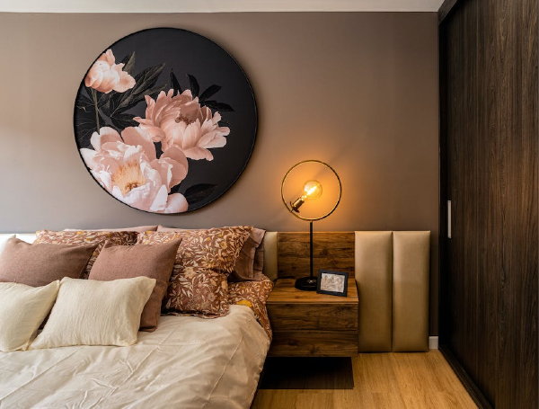 Slaapkamer interieur van je dromen met luxe beddengoed, mooi licht, sfeervolle planten en gezellige decoratie (Foto: Gustavo Galeano Maz, Pexels  op DroomHome.nl)