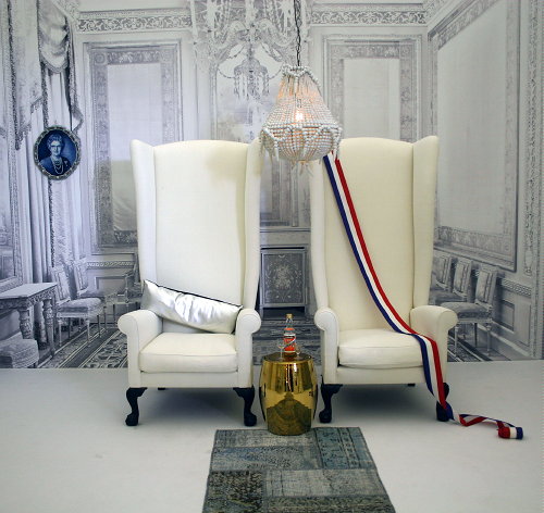 Vorstelijk Wonen – Binnen Kijken in het Huis van Koning Willem–Alexander & Koningin Maxima in The Secret House volgens vtwonen op de Woonbeurs Amsterdam – Luxe Witte Oorfauteuils & Witte Kroonluchter (Foto vtwonen Secret House Woonbeurs Amsterdam  op DroomHome.nl)