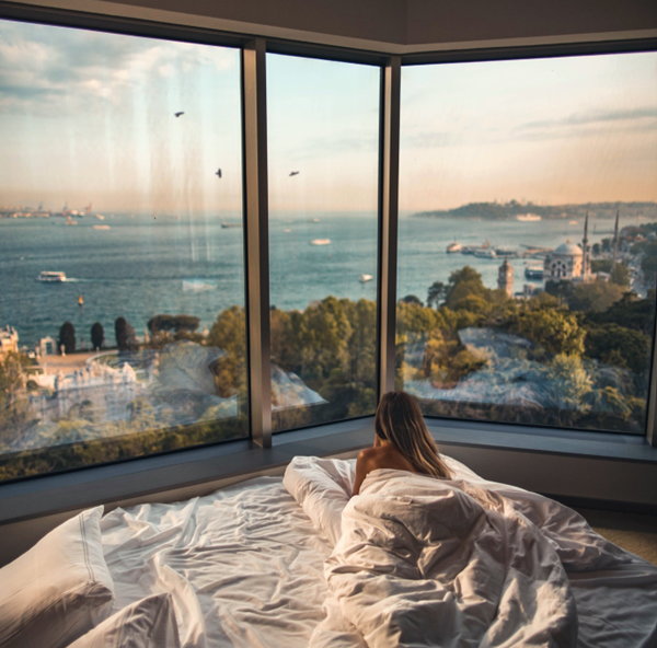 Woning met grote ramen in de slaapkamer (Foto: Roberto Nickson, Pexels op DroomHome.nl)