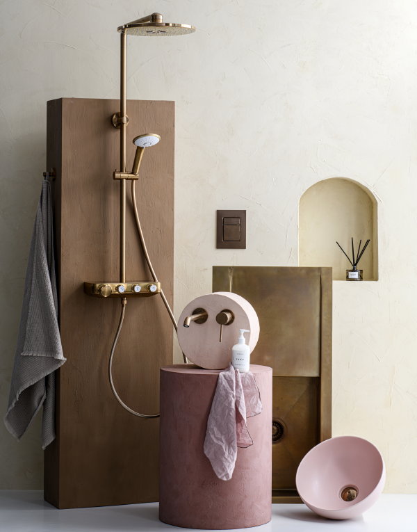 Badkamertrends 2024: sanitair accessoires badkamerkraan, douchekop & wastafel in de kleur goud (Foto: Grohe Colors & Spa producten  op DroomHome.nl)