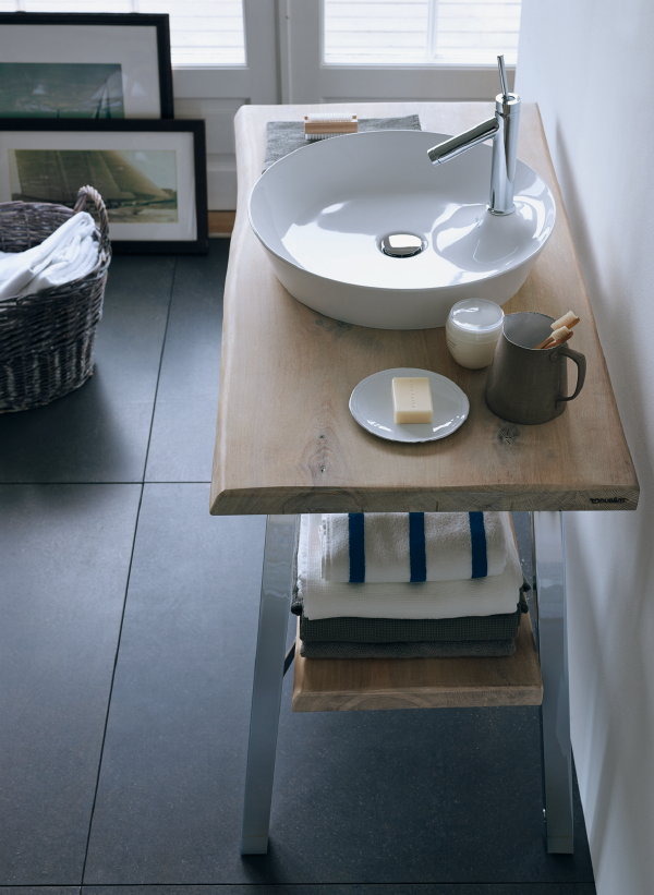 Duravit Badkamer met Houten Wasmeubel en Opstaande Waskom met Kraan. (Foto Duravit  op DroomHome.nl) 