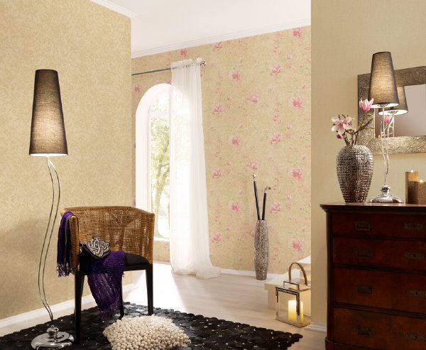 Behang Collectie Summer Breeze – Stijlvol Behang met Bloemen, Bladeren en Klassieke Ornamenten – Woonkamer Behang Bloemen in Roze en Zand Kleuren. (Foto A.S. Creation Wallpaper  op DroomHome.nl)