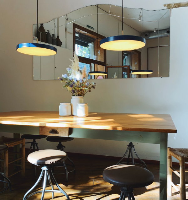 Soorten binnenverlichting – Design hanglampen boven eettafel (Foto: Nacho Barretero Molero, Unsplash  op DroomHome.nl) 
