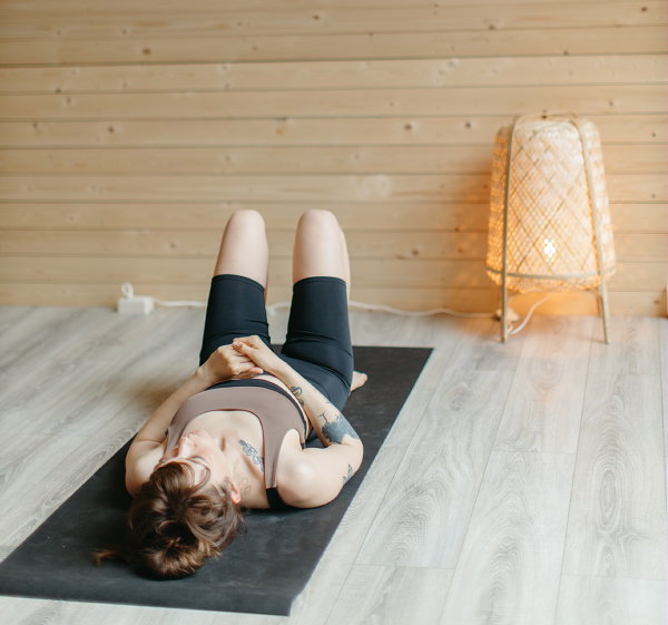 Soorten binnenverlichting – yoga ruimte met staande lamp van bamboe (Foto: Anastasia Shuraeva, Pexels  op DroomHome.nl) 