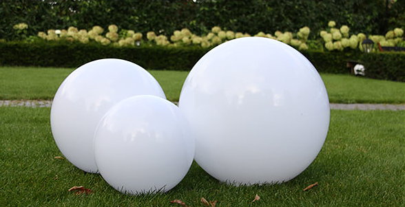 Sfeerverlichting, Licht en Decoratie in de Tuin Tips – Sierverlichting en Buitenlampen als Tuinbollen. 