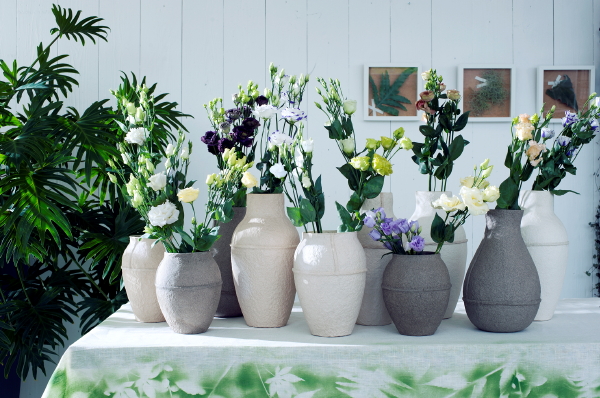 Interieur & Woontrend 2016: Connect The Story, Natuurlijke Minder Strakke Vormen in de Kleuren Groen & Wit met Lisianthus Bloemen. (Foto Mooiwatbloemendoen.nl  op DroomHome.nl) 