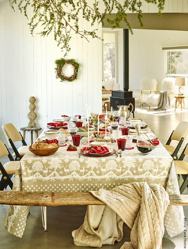 Kerst 2015: Zara Home Kerst Collectie: Nordic Holidays - Zara Kerstdiner - Gedekte Kersttafel met Prachtig Tafellinnen met Kersttafellaken, Servetten, Servies, Glasservies en Kerstdecoratie en Tafeldecoratie. (Foto Zara Home Christmas op DroomHome.nl)