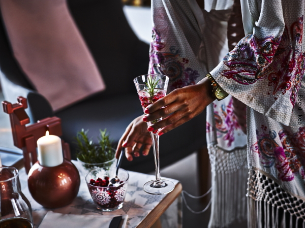 Ikea Kerst 2015 Inspiratie In & Om de Kerstboom - Roestbruine Ikea Kerstdecoratie & Glazen als Ikea Champagneglazen met Sneeuwvlokdecoratie. (Foto Ikea Christmas 2015  op DroomHome.nl)