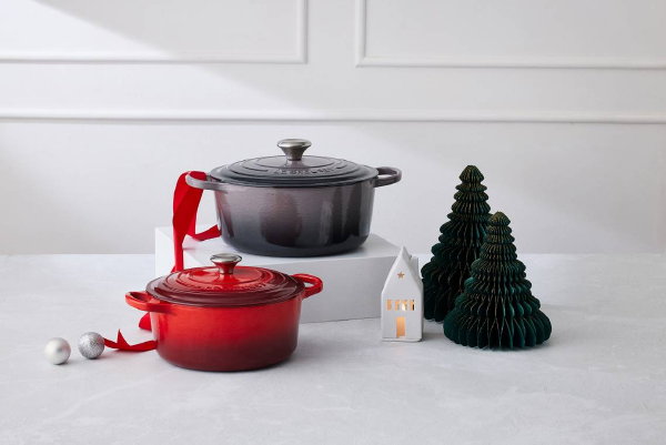 Kerst 2023 – Le Creuset pannen kersenrood & Le Creuset Flint braadpan (Foto: Le Creuset  op DroomHome.nl)