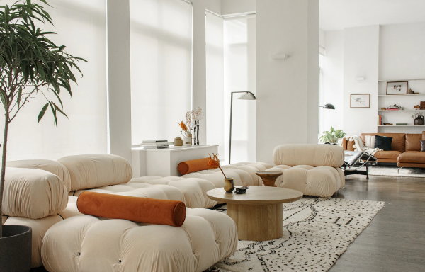 Modern interieur tips – ronde modulaire elementenbank (Foto: Andrew Wise, Unsplash  op DroomHome.nl)