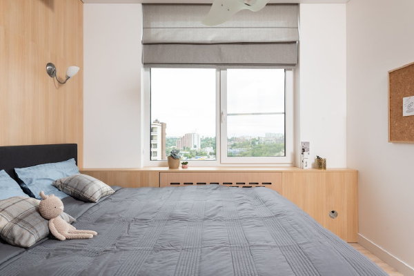 Modern interieur tips – Vouwgordijnen in een moderne slaapkamer (Foto: Max Rahubovski, Unsplash  op DroomHome.nl)