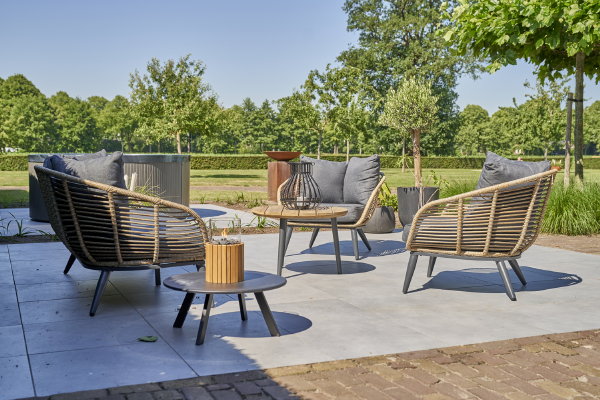 Moderne tuinmeubels – Luxe loungeset van gevlochten kunststof wicker met dikke kussens (Foto: Tuinmeubelshop.nl  op DroomHome.nl)