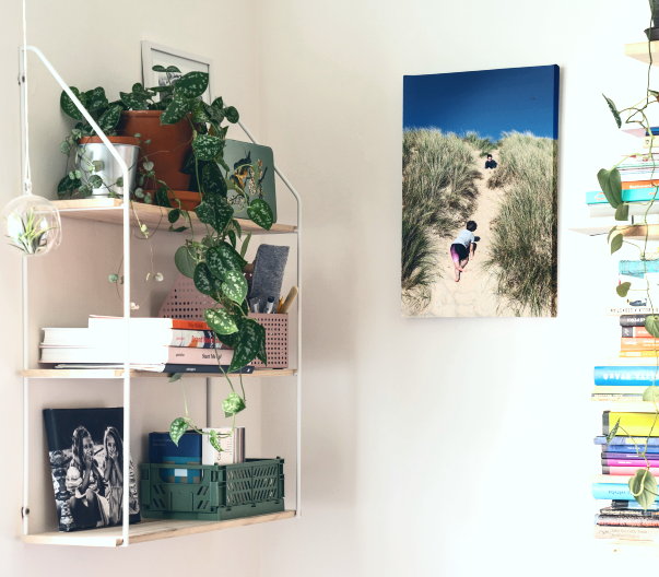 Je interieur persoonlijk maken met je persoonlijke items – Eigen foto’s op canvas (Foto: Squared One, Unsplash  op DroomHome.nl)