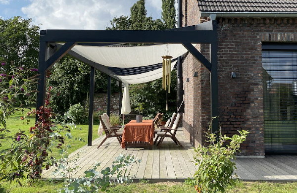 Schaduw tuin creëren met een schaduwdoek, parasol, terrasoverkapping, prieel en boom  (Foto: Jana Heinemann, Unsplash op DroomHome.nl) 