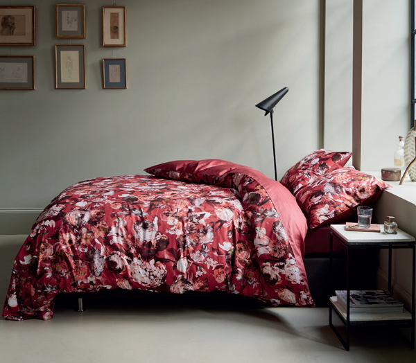 Essenza Beddengoed Herfst Winter Collectie 2016-2017 - Romantisch Dekbedovertrek Romance Label met Rode, Zwarte en Witte Bloemen. (Foto Essenza  op DroomHome.nl)