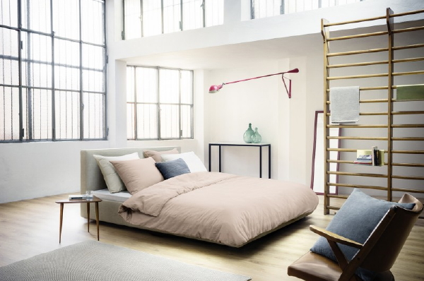 Slaapkamer trends: Roze Beddengoed - Dekbedovertrek Washed Linen in Ash Rose van Marc O’Polo Home. (Foto Perscentrum Wonen  op DroomHome.nl)