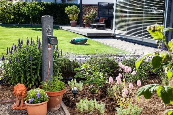 Automatische Tuin - Smart Garden System van Gardena: Tuin Bedienen - Water Sproeien en Robotmaaier Gras Maaien met Smartphone & Tablet - Meer Tuin Tips... (Foto Gardena  op DroomHome.nl)