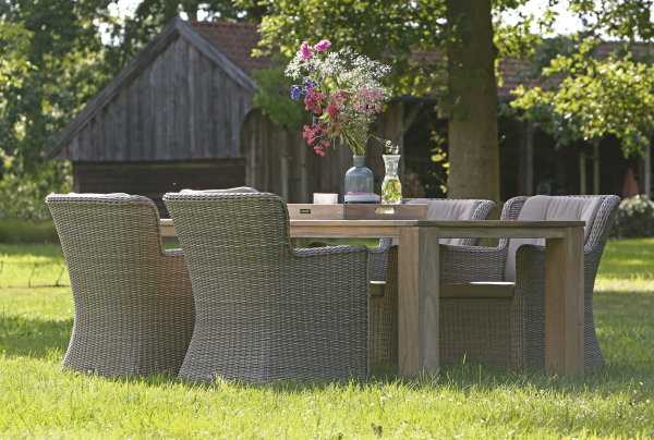 Natuurlijke Materialen in de Tuin met Houten Tuinmeubelen – Rough Tuintafel en Vechtwerk Fauteuils (Foto Kees Smit Tuinmeubelen op DroomHome.nl)