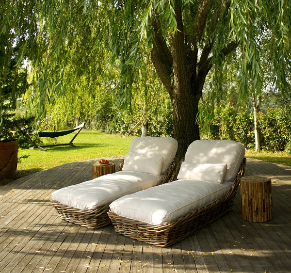 Rotan ligbedden met dikke kussens voor in de tuin (Foto: Eingin Akyurt, Pixabay  op DroomHome.nl)