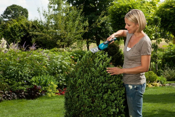 Tuin Accessoires: AccuCut Li Buxusschaar van Gardena. (Foto Gardena  op DroomHome.nl)