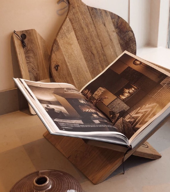 Hardcover UW Woonboek 2023 op koffietafelboek standaard met interviews interieurarchitecten & glossy foto’s (Foto: UW Woonboek 2023  op DroomHome.nl)