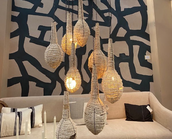 vt wonen en design beurs hanglampen van schelpjes - Kunstobject hanglamp Weavers Nest Beaded Pendant (Foto: DroomHome.nl)