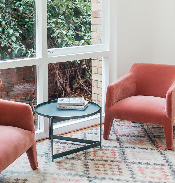 Roze velvet fauteuils op vloerkleed met verweerd geometrisch patroon, apart zitje in de woonkamer (Foto: Rachel Claire, Pexels  op DroomHome.nl