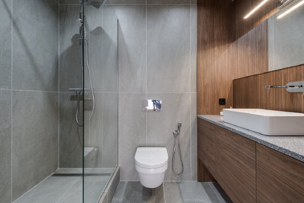 Praktische fijne badkamer inrichten – glazen douchewand (Foto: Max Rahubovskiy, Pexels  op DroomHome.nl)